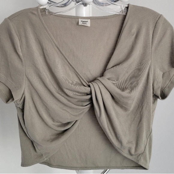 Ariztia Sunday Best Cassie Twist Front Cropped T-Shirt - Picture 3 of 3